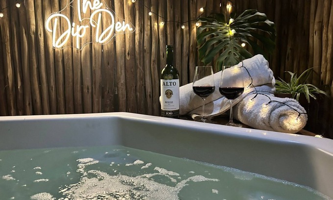Glencairn Apartamento | Cozy guest suite w/ fireplace & hot tub (jacuzzi)