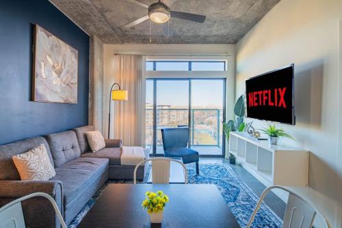 Evans Churchill Apartamento | Spacious 2BR Apt with Gym Pool Parking