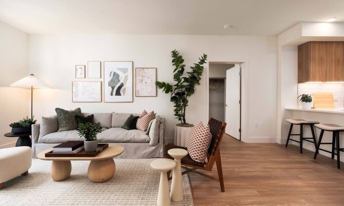 Burlingame Condominio | Spacious 2BR Condo at One Adrian w Pool
