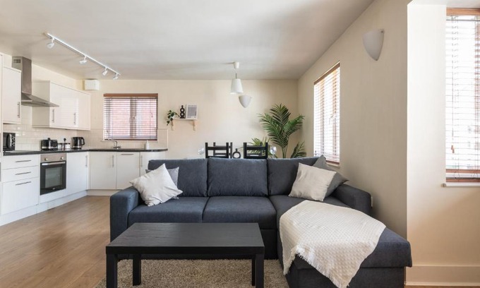 Crawley Apartamento | Spacious 2BR Flat - 2 Free Parking Spaces - Near LGW Airport