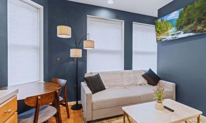 Rittenhouse Row Apartamento | Spacious 2BR Gem | Prime Rittenhouse Area
