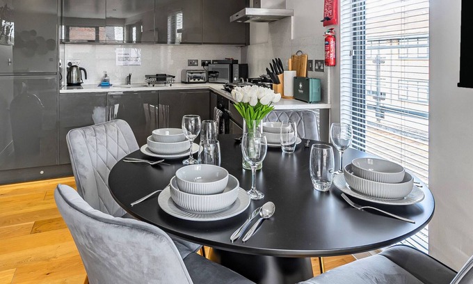 Camberley Apartamento | Spacious 2BR in Surrey | Pet-Friendly, Netflix, Parking