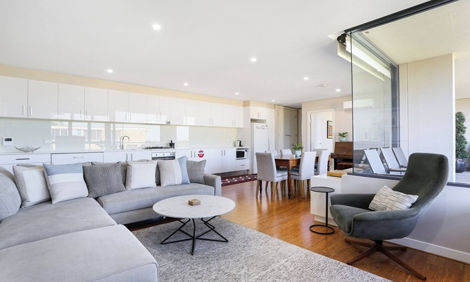 Waverton Apartamento | Spacious 2BR luxe Waverton Village apartment w/ harbour glimpses