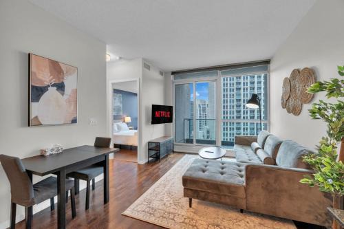 Fort York Apartamento | Spacious 2BR - Pool Gym Sauna Hot Tub Free Parking