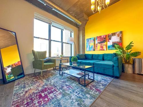 Near South Side Apartamento | Spacious 2BR South Loop Suite with Skyline View, Optional Parking and Gym Access Close to McCormick Place, Grant Park, Museum Campus & CTA Lines