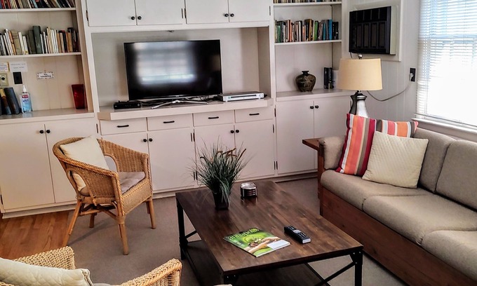 Annapolis Apartamento | Este apartamento en el segundo piso, con su propia entrada y estacionamiento fuera de la calle, es espacioso y perfecto para el soltero asignado o en transición.