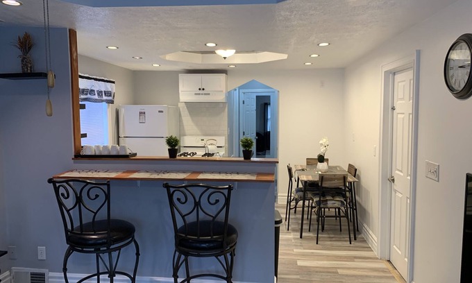 Cleveland Apartamento | Spacious 2nd floor apt in the heart of Clevelands west side neighborhood nice !