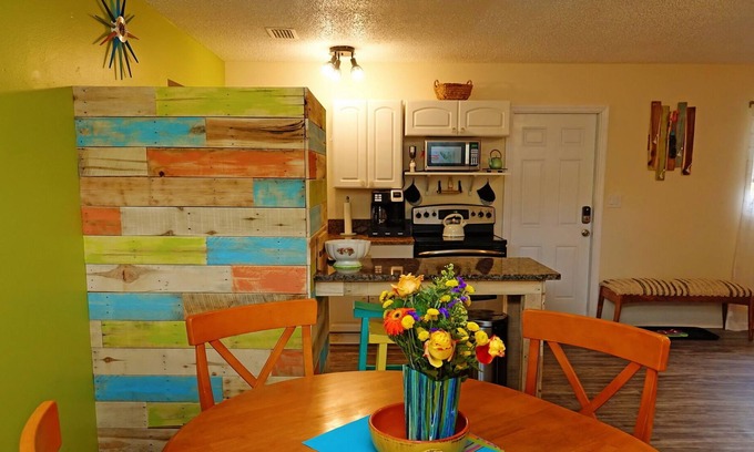Bayou Oaks Apartamento | Spacious 2nd Floor Apartment with Deck