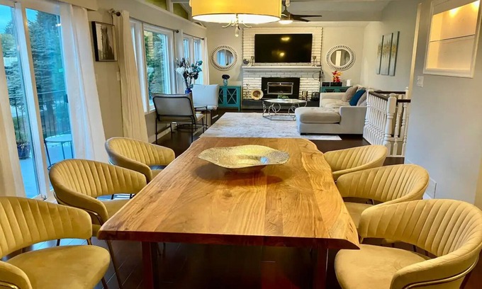 Surrey Casa | Spacious 2nd Floor Suite at Surrey Bolivar Heights