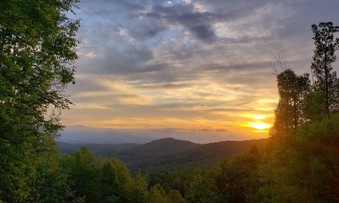 Murphy Casa | Spacious 3/3 Cabin - Mountain Views , HOT TUB, Game Room & Wi-Fi!