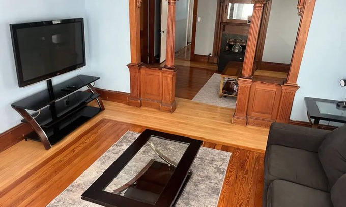 New Bedford Apartamento | SPACIOUS 3 BDRM APARTMENT 3RD FL W/ DECK OVERSEEING CITY SKYLINE