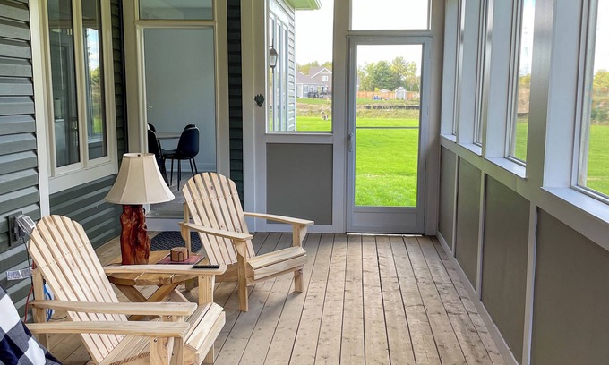 Bracebridge Casa | Spacious 3 Bdrm Retreat | Muskoka Room & Fireplace