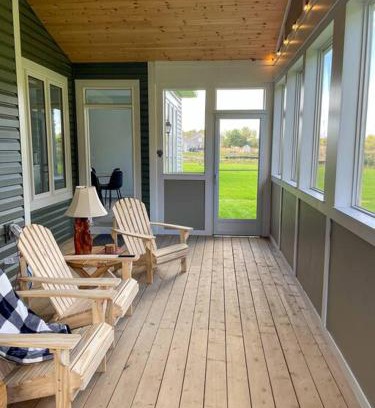 Bracebridge Casa | Spacious 3 Bdrm Retreat, Muskoka Room & Fireplace