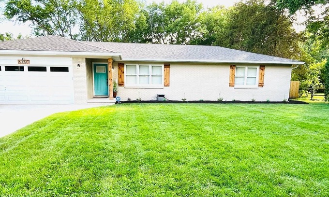 Indianapolis Casa | Spacious 3 bed 2.5 half bath cozy modern home in established neighborhood!