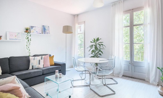 Sant Antoni Apartamento | Spacious 3 bed Apt in the heart of Sant Antoni, Barcelona
