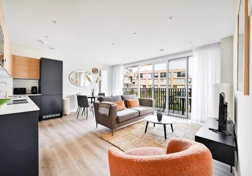 Evelyn Apartamento | Spacious 3 Bed Apt with Balcony at Neptune Wharf