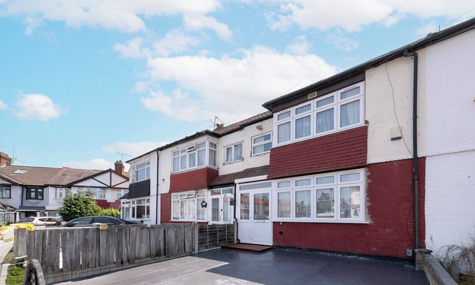 Haselbury Casa | Spacious 3-Bed (Sleeps 7) Home with Garden