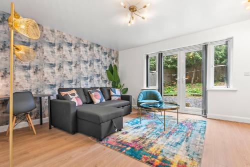 Brierley Hill Casa | Spacious 3-Bed Home, Parking, Garden, Sleeps 7
