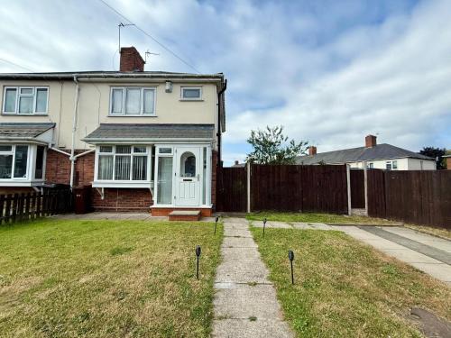 Wolverhampton Casa | Spacious 3-Bed Home Contractor-Friendly with Parking in Wolverhampton