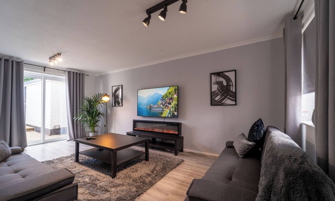 Little Hay Casa | Spacious 3 Bed House, 5mins to HS2/ NEC/Airport.