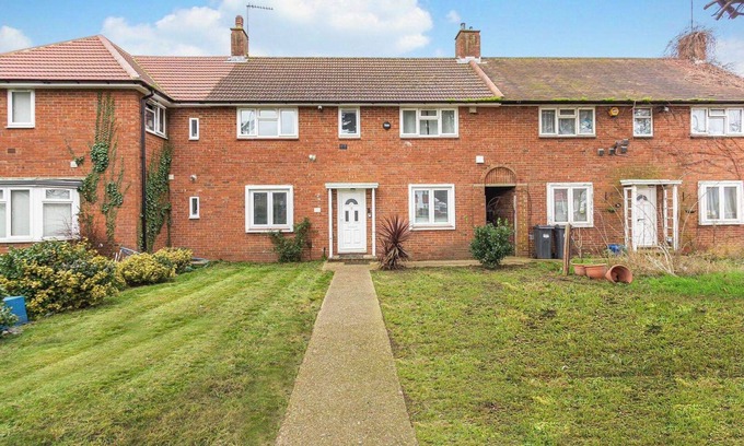 Heston Central Casa | Spacious 3-Bed House with car park near Heathrow