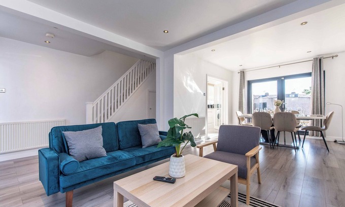 Acresford Casa | Spacious 3-Bed w/ Parking, Near Coventry & Birmingham