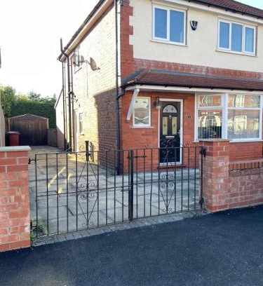 Offerton Casa | Spacious 3 bed with driveway