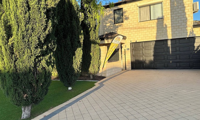 Nollamara Casa | Spacious 3 Bedm,2 Bath, 2 Storey! No Cleaning Fee!