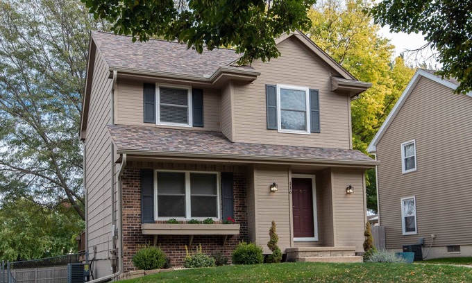 West Des Moines Casa | Spacious 3 Bedroom Home with Foosball