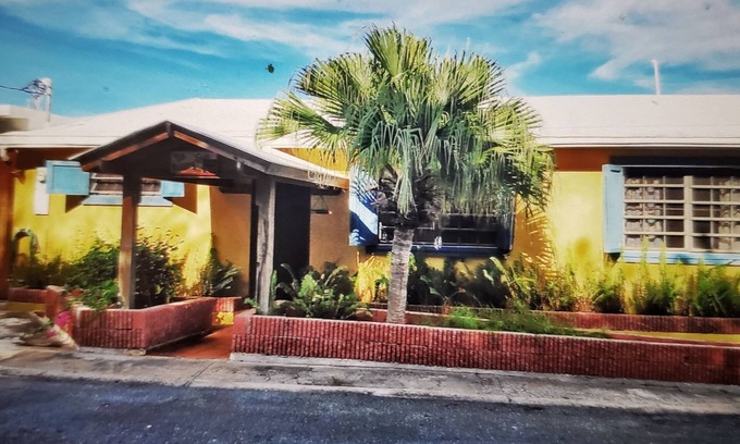 Villa Flamenco Casa | Spacious 3 bedroom 2 bath home close to town