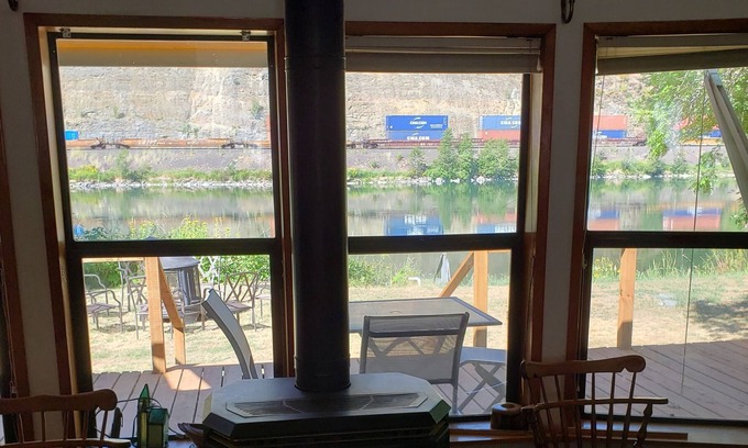 Troy Casa | Spacious 3+ bedroom 2 bath home located on the Kootenai River near Troy.