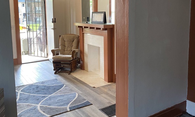 Northside Apartamento | Spacious 3 bedroom 2 baths 5 beds. Private parking. Downtown 5 miles away.