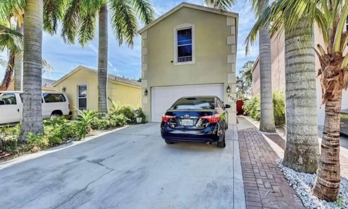 Lake Worth Corridor Casa | Spacious 3 bedroom 2.5 bath House in lake worth