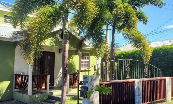 Ivy Casa | Spacious 3-bedroom, 3 1/2 bathroom house with WiFi and AC in lovely Bridgetown.