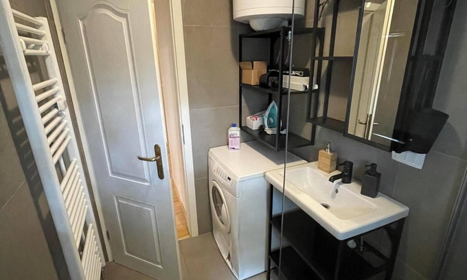 Bezigrad District Apartamento | Spacious 3-bedroom apartment + FREE parking