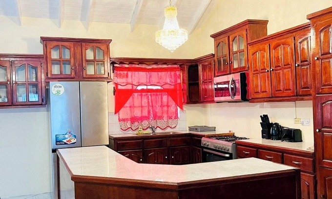 Brighton Apartamento | Spacious 3-bedroom apartment with WiFi, AC at amazing Castle Berry