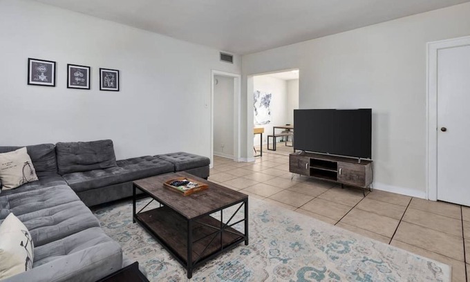 Anniston Apartamento | Spacious 3 Bedroom Apartment close to everything!
