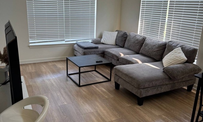Randolph Apartamento | Spacious 3-bedroom apartment with WiFi, AC in lovely Randolph