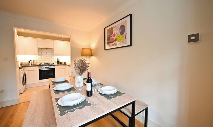 Redhill Apartamento | Spacious 3-bedroom apartment in charming Redhill with WiFi