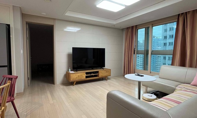 Songdo Apartamento | Spacious 3-bedroom apartment in fantastic Incheon with WiFi, AC