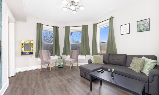 Brighton Park Apartamento | Spacious 3 Bedroom Apartment - 10 Minutes to Downtown - Sleeps up to 10