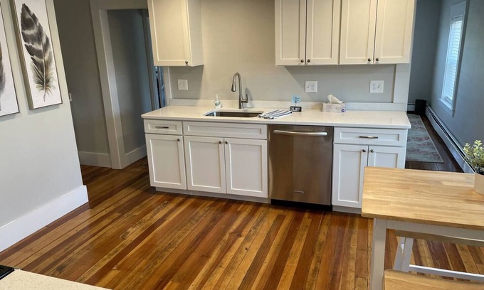 Millis Apartamento | Spacious 3-bedroom apartment in lovely Millis with AC, WiFi