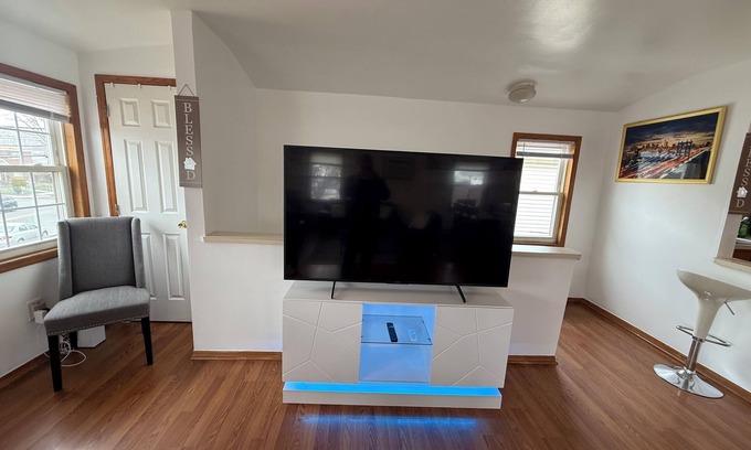 Queens Apartamento | Spacious 3-bedroom apartment in marvelous Queens with WiFi, AC near JFK airport.