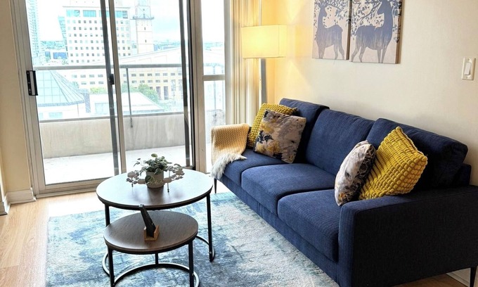 Fairview Condominio | Spacious 3 bedroom 2 bathroom condo in the heart of Mississauga w/ parking!