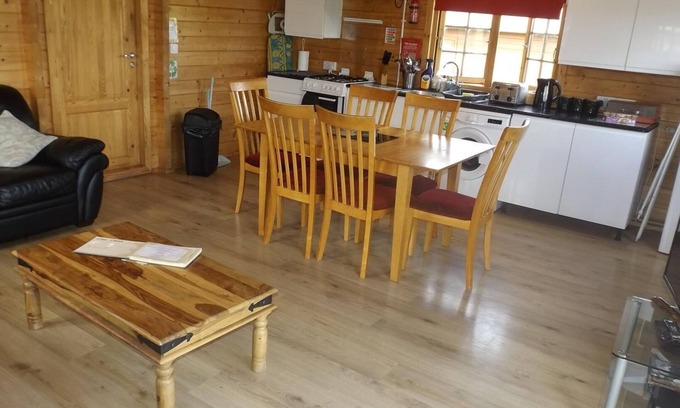 Offenham Cabina | Spacious 3 bedroom cabin at Avonvale Holiday Lodge