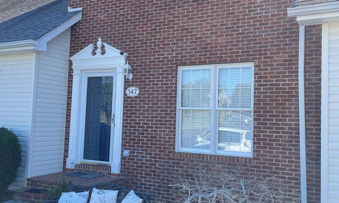 Bristol Condominio | Spacious, 3 bedroom condo for longer term use. work, insurance claims needs, etc