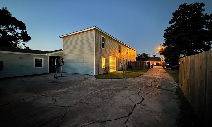 Kenner - Louis Armstrong International Airport Apartamento | Spacious 3-bedroom corporate apartment with WiFi, AC in lovely Kenner