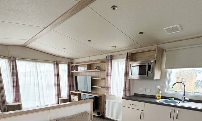 Selsey Casa | Spacious 3 bedroom caravan close to embassy (entertainment hub), beach and play areas.