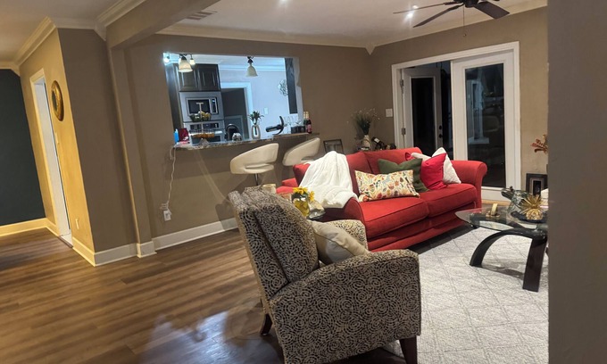 West Arlington Casa | Spacious 3-bedroom house with WiFi, POOL, and plenty of space for gatherings.