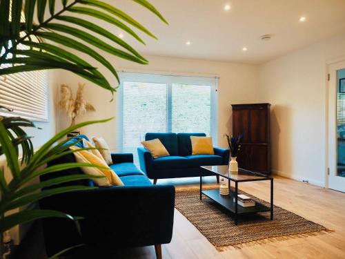 Rushmoor District Apartamento | Spacious 3 bedroom Home w Parking in Farnborough